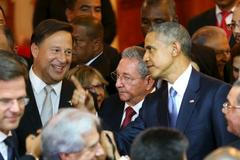 Prezident Panamy Varela, prezident Kuby Castro a prezident USA Obama na americkém summitu.