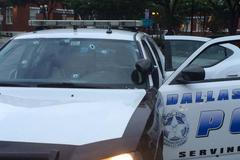 Prostřílené auto policie v Dallasu