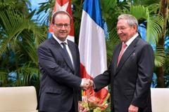 Francois Hollande a Raúl Castro