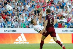 Marc Janko střílí parádní gól v kvalifikaci o Euro 2016