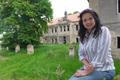 Magdalena Jakubíčková před zámkem Koleč, který zachraňuje s pomocí Norských fondů