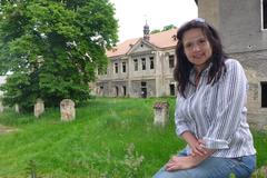 Magdalena Jakubíčková před zámkem Koleč, který zachraňuje s pomocí Norských fondů