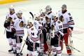 Hokejisté Chicaga se radují z vítězství