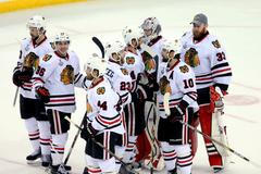 Hokejisté Chicaga se radují z vítězství