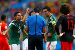 MS 2014, Nizozemsko-Mexiko: rozhodčí Pedro Proenca diskutuje s Mexičany