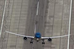 Boeing 787-9 Dreamliner stoupá kolmo vzhůru
