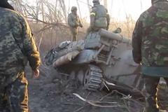 Obrněný vůz s vojáky skončil díky neopatrné jízdě v příkopu