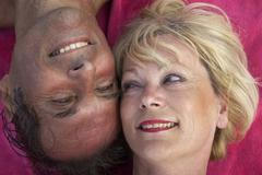 muž žena senioři dovolená ručník