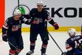MS 2015, USA-Finsko: Matt Hendricks (23), Dylan Larkin (uprostřed) a Dan Sexton slaví gól