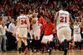 Play off NBA: Hráči Chicaga oslavují Derricka Rose.