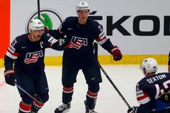 MS 2015, USA-Finsko: Matt Hendricks (23), Dylan Larkin (uprostřed) a Dan Sexton slaví gól