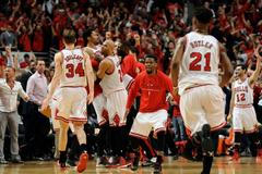 Play off NBA: Hráči Chicaga oslavují Derricka Rose.