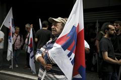 Komunistické odbory protestují na řeckém ministerstvu financí.