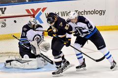 St. Louis Blues - Winnipeg Jets: Ondřej Pavelec a Dimitrij Jaškin