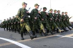 Separatisté nacvičují na přehlídku v Doněcku.