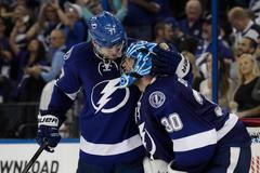 Ben Bishop a Victor Hedman se radují z vítězství Tampy