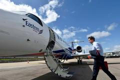 Britský premiér David Cameron nastupuje do letadla na londýnském letišti Luton.