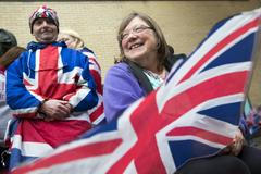 Oznámení o narození potomka před londýnskou nemocnicí dychtivě očekávají davy fanoušků monarchie.