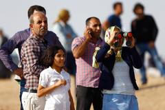 Turečtí Kurdové na syrsko-turecké hranici sledují obléhané syrské město Kobani