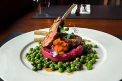 Jehněčí kotlety s fialovou bramborovou kaší