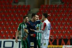 Synot liga - Slavia vs. Bohemians 1905: Vukadin Vukadinovič a rozhodčí Radek Příhoda