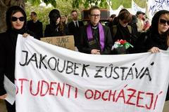 Studenti etnologie v průvodu studenského Majálesu.