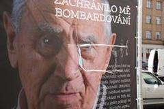 Poničená výstavní plocha.