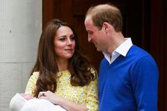 William a Catherine ukazují dceru po porodu, 2. května 2015