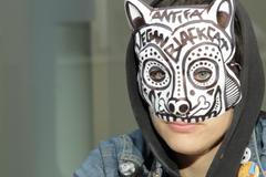 Maska je ochrana, mé umění mě ohrožuje, říká kreslířka