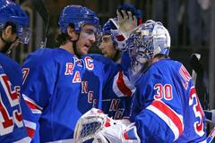 Ryan McDonagh a Henrik Lundqvist slaví vítězství Rangers