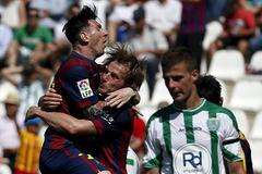 Ivan Rakitič a Lionel Messi slaví gól Barcelony