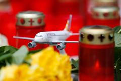 Model letadla Germanwings mezi svíčkami
