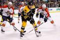 NHL, Florida - Boston: Dmitrij Kulikov (7) a Alex Petrovic (72) - David Pastrňák (88)