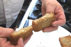 Jak opéct chleba na topinku, aby křupala a uvnitř byla měkká