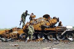 Proruští separatisté na doněckém letišti.