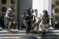 Kyjev - výbuch granátu před parlamentem