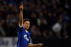 Fotbalista Schalke 04 Julian Draxler slaví gól v utkání Ligy mistrů 2012/13 proti Montpellieru.