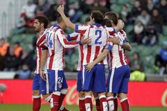 Fotbalisté Atlétika Madrid slaví gól v síti Elche.