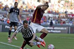 Edin Džeko a Stephan Lichtsteiner