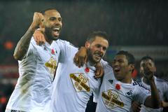 Gylfi Sigurdsson slaví branku s kolegy ze Swansea