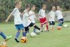 Kluci se učí hrát fotbal