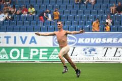 Nahý fanoušek na zápase mezi Teplicemi a Drážďany