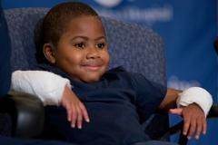 Chirurgové poprvé transplantovali dítěti obě ruce najednou