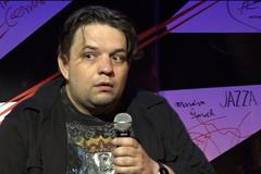 Novinářská stand-up comedy: Brňáky už z Prahy nedostaneme