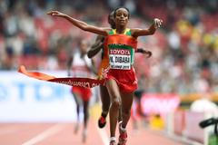 Mare Dibabaová získává na Mistrovství světa v Pekingu první maratonský titul pro Etiopii.