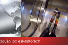 "Šílený" lyžař sjíždí eskalátory na lyžích