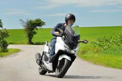 Honda Forza: Zapomeňte na MHD, pořiďte si skútr