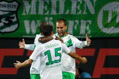 Dost z Wolfsburgu slaví branku v utkání bundesligy proti Schalke