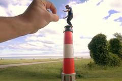 Co dokáže hra s perspektivou: lezete po stropě i po banánu