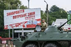 Mukačevo. Vojáci v místě přestřelky.